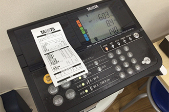 サーマルプリンターを内蔵しており、その場で計測結果を出力できます。